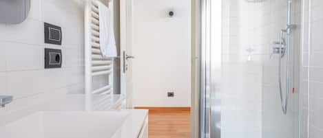 Bathtub, bidet