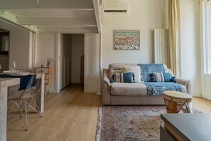 TV - The Best Rent - Lovely loft with balcony near Piazza Vetra (Milano)