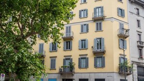 A multi-story building with balconies, a tree in the foreground, and parked cars. - The Best Rent - Flat with 1 bedroom in Moscova area (Milano)