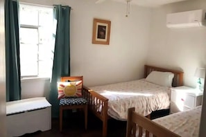 3 bedrooms, desk, WiFi, bed sheets - The Desert Rose: Cheerful 3 Bedroom in Great Location! (Carlsbad)