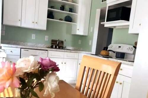 The Desert Rose: Cheerful 3 Bedroom in Great Location!