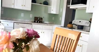 The Desert Rose: Cheerful 3 Bedroom in Great Location!