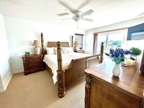 4 slaapkamers, een bureau, een strijkplank/strijkijzer, reisbedje