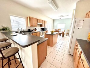 Fridge, microwave, oven, stovetop - Stunning Paradise Palm Villa (Davenport)