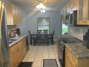 Fridge, microwave, oven, stovetop - Sweet Home/Ft. Sill- 6 minutes/11 guests/4 BEDR/5QBED/2FBA/Pet Welcome (Lawton)