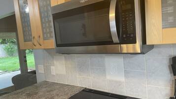 Geladeira, micro-ondas, fogão, cooktop