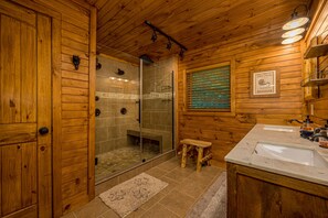 Combined shower/tub, jetted tub, hair dryer, towels
