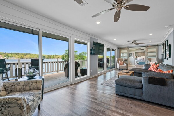 Smart TV, fireplace, books - The VIEW @ Farr Shores! (Hot Springs)