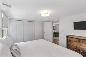 2 bedrooms, desk, iron/ironing board, WiFi
