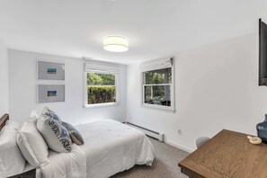 2 bedrooms, desk, iron/ironing board, WiFi - Jenkins Pond Beach Access with BBall Hoop & Grill, Bright Cape Cod Retreat near Jenkins Pond in Falmouth. Parking, Modern Retreat with Outdoor Space, 24 Hour Hospitality (Falmouth)