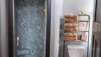 Bruser, hårtørrer, håndklæder, Sæbe