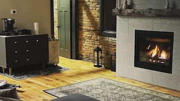 Smart TV, fireplace