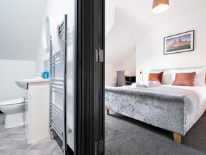 3 habitaciones, escritorio, tabla de planchar con plancha y wifi gratis