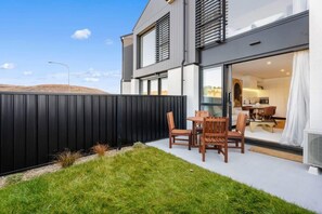 Outdoor dining - Wanaka Hararei With Hot Tub (Albert Town)
