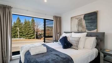 2 bedrooms, desk, iron/ironing board, WiFi