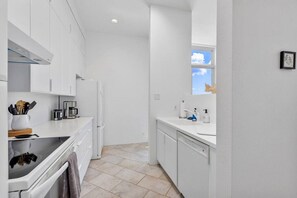 Fridge, microwave, oven, stovetop - Kingfisher – Modern inside, gorgeous outside (Alpine)