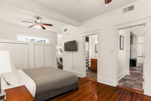 2 bedrooms, desk, iron/ironing board, travel crib