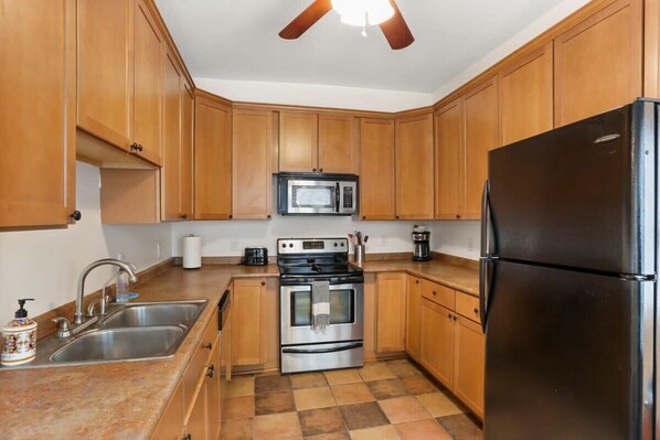 Kühlschrank, Mikrowelle, Ofen, Herdplatte