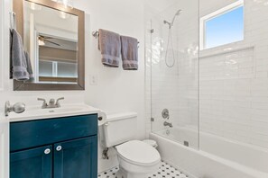 Tina, secadora de cabello, toallas 