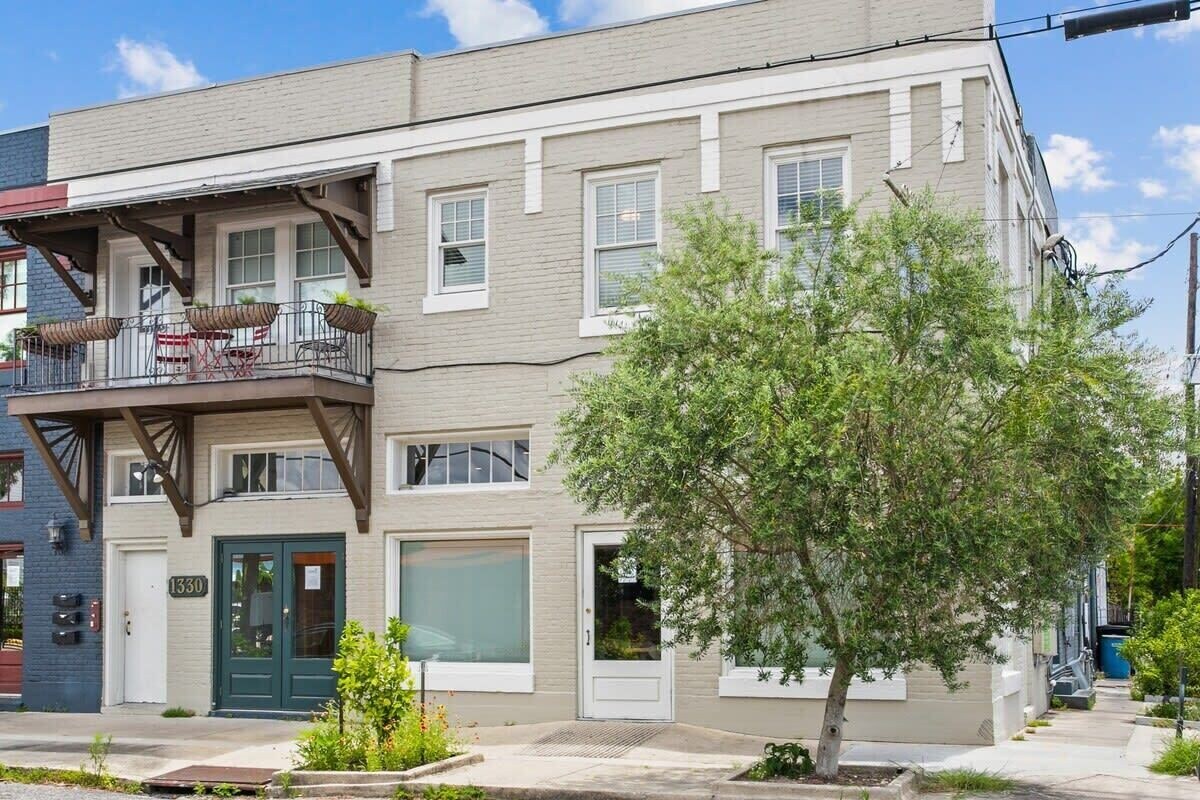 Luxury 2BD Apt | 1 Block off St. Charles