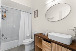 Badewanne, Haartrockner, Handtücher