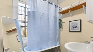 Ein Badezimmer mit Badewanne, Toilette und Waschbecken.