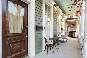 Outdoor dining - Cozy studio in the heart of the city! (New Orleans)