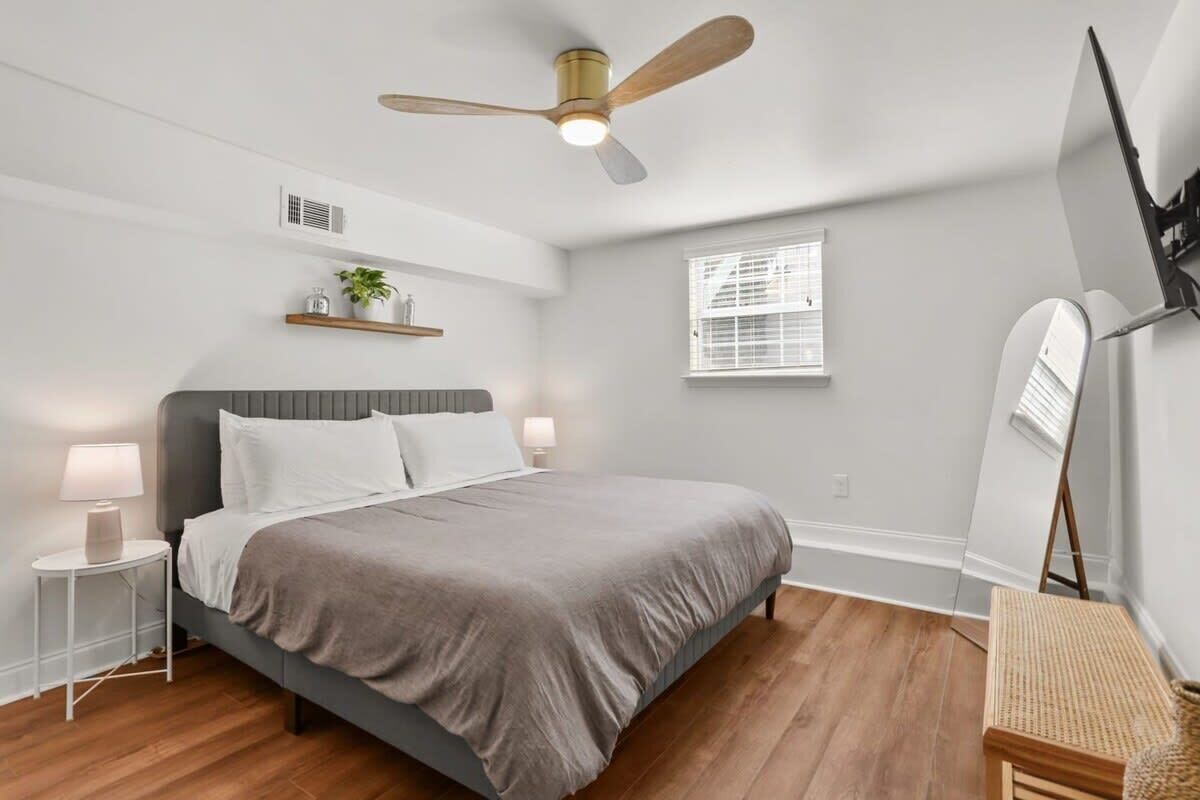 2 bedrooms, desk, iron/ironing board, travel cot