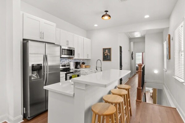 Réfrigérateur, micro-ondes, four, plaque de cuisson