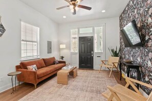 TV, offices - Garden District | Garage Parking |3 Beds+Workspace (New Orleans)