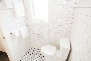 Dusj, hårføner og håndklær