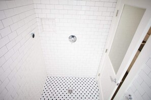 Dusche, Haartrockner, Handtücher, Shampoo