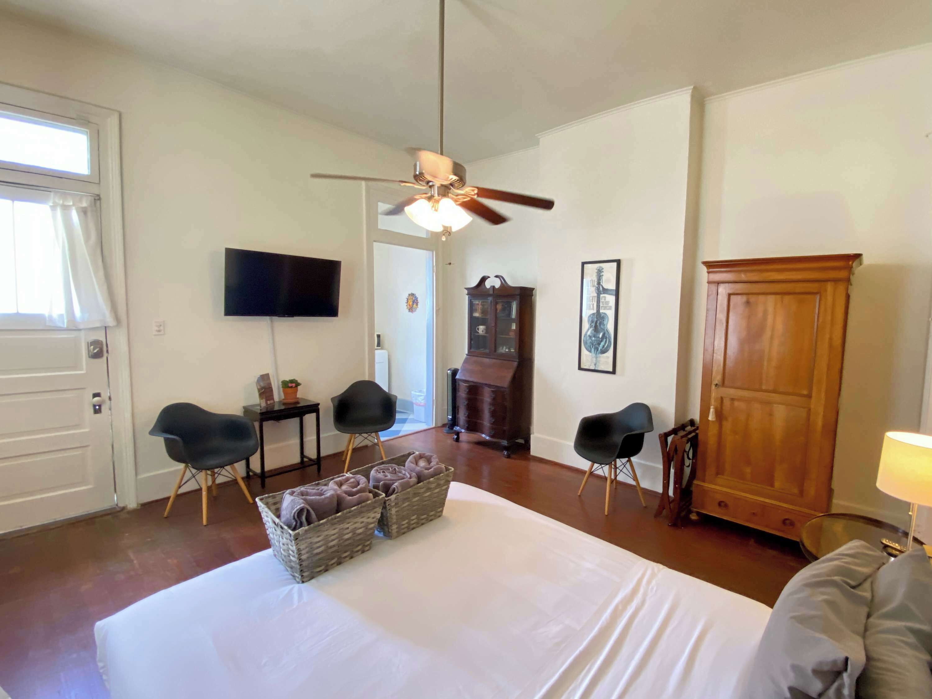 1 habitación, escritorio, tabla de planchar con plancha y cuna de viaje 