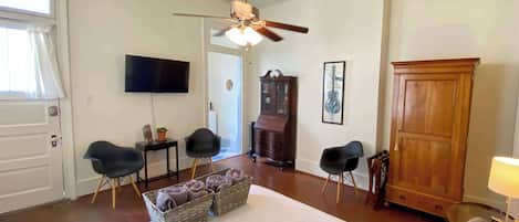 1 habitación, escritorio, tabla de planchar con plancha y cuna de viaje
