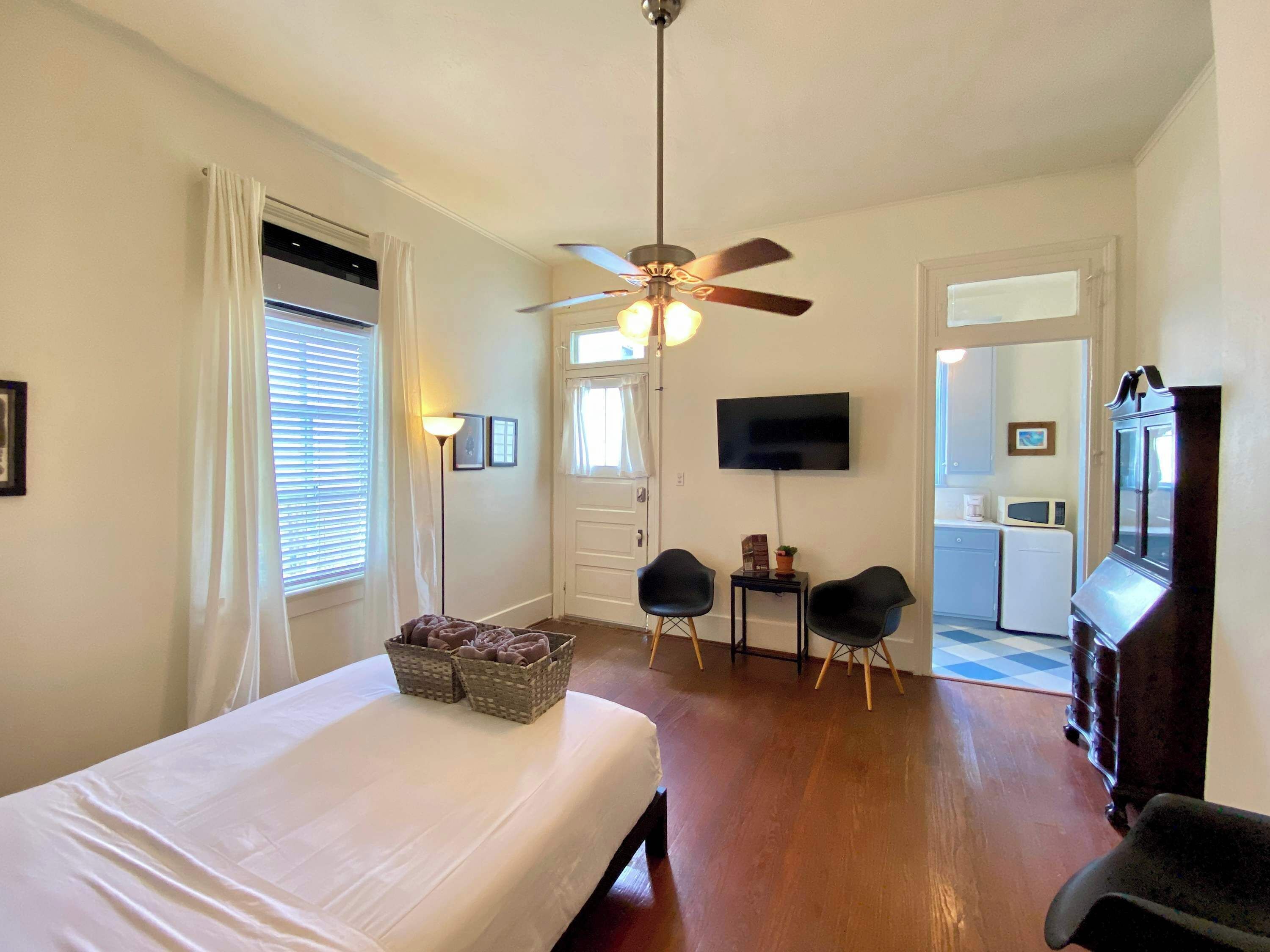 1 chambre, bureau, fer et planche à repasser, lit de bébé portatif