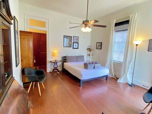 1 dormitorio, escritorio, tabla de planchar con plancha y cuna de viaje