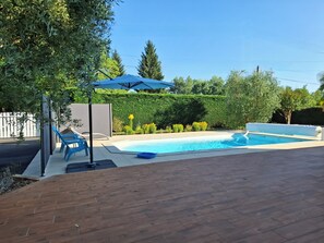 Utomhuspool och uppvärmd pool