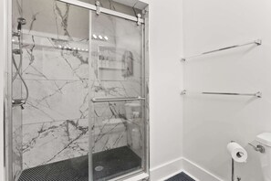 Bathtub, hair dryer, towels - 2BD In Heart of Mid CIty | 2 Blocks off Street Car (New Orleans)