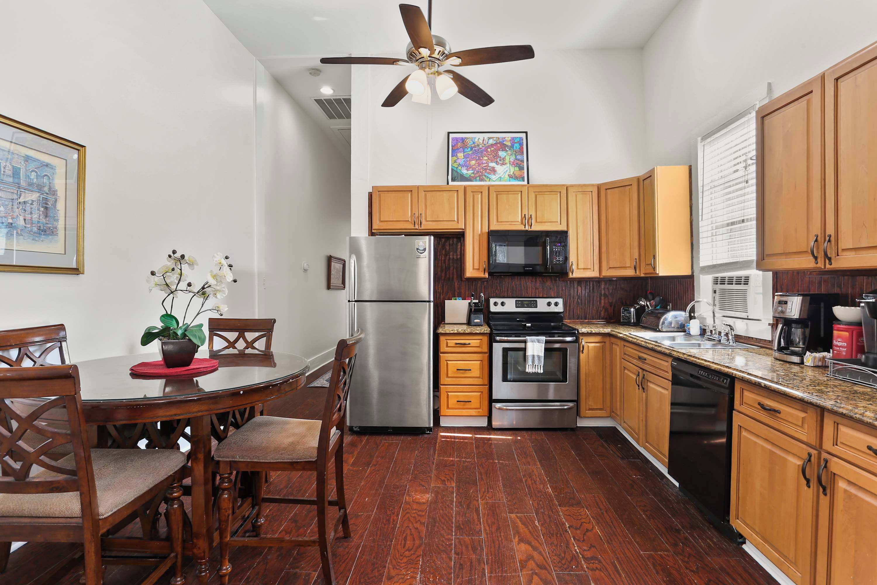 Réfrigérateur, micro-ondes, four, plaque de cuisson