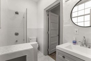 Baignoire, sèche-cheveux, serviettes fournies