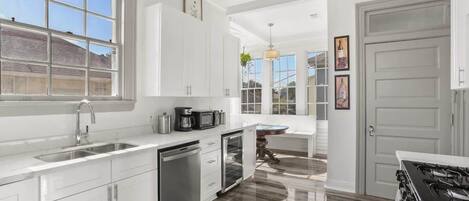 Kjøleskap, mikrobølgeovn, ovn og kokeplater