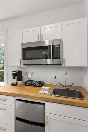 Mikrobølgeovn, kaffe-/temaskine, køkkentøj/tallerkener/redskaber