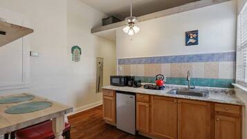 Refrigerador, microondas, parrilla de estufa y cafetera y tetera