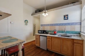 Refrigerador, microondas, parrilla de estufa y cafetera y tetera