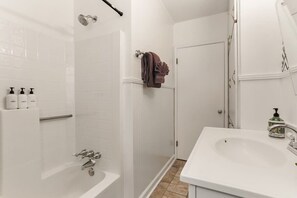 Shower, hair dryer, towels - Free-standing Beauty w Covered Parking and Yard (Metairie)