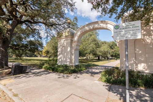 The Nelson House | Steps to Streetcar | Parking