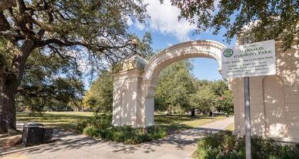 The Nelson House | Steps to Streetcar | Parking