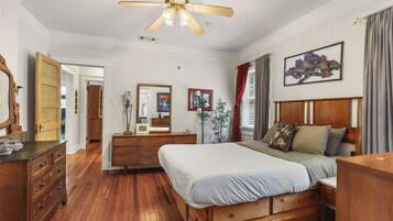 3 bedrooms, desk, iron/ironing board, travel cot