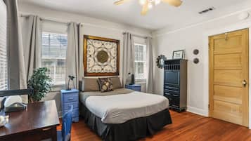 3 bedrooms, desk, iron/ironing board, travel crib