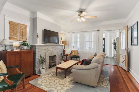 TV, offices. The Nelson House | Steps to Streetcar | Parking
